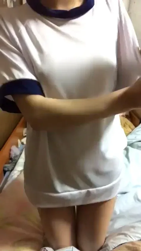 Cởi áo trắng xoa nhẹ nhàng