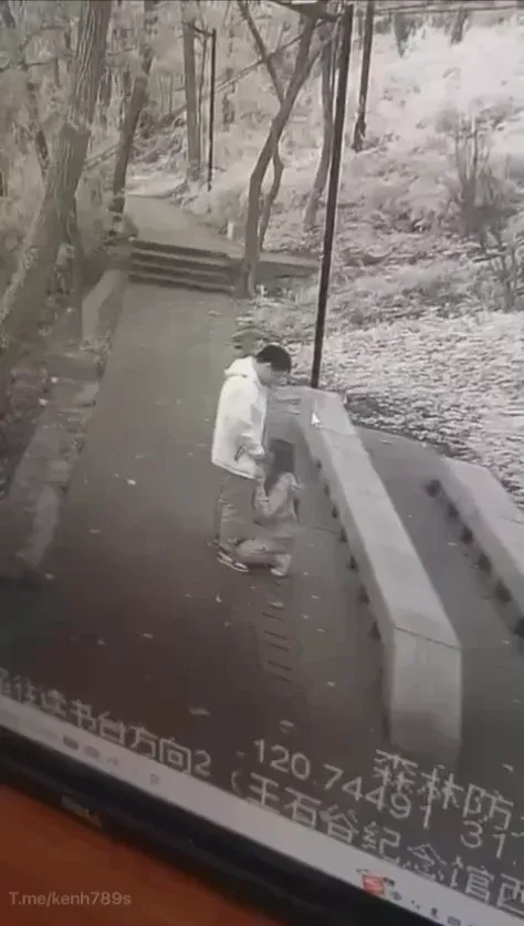 Bú cu public bị camera ghi hình lại