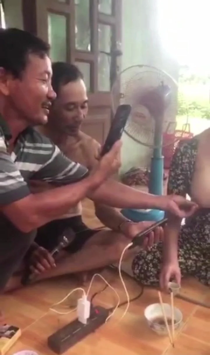 Độc lạ mấy cô chú nhậu tại miền tây