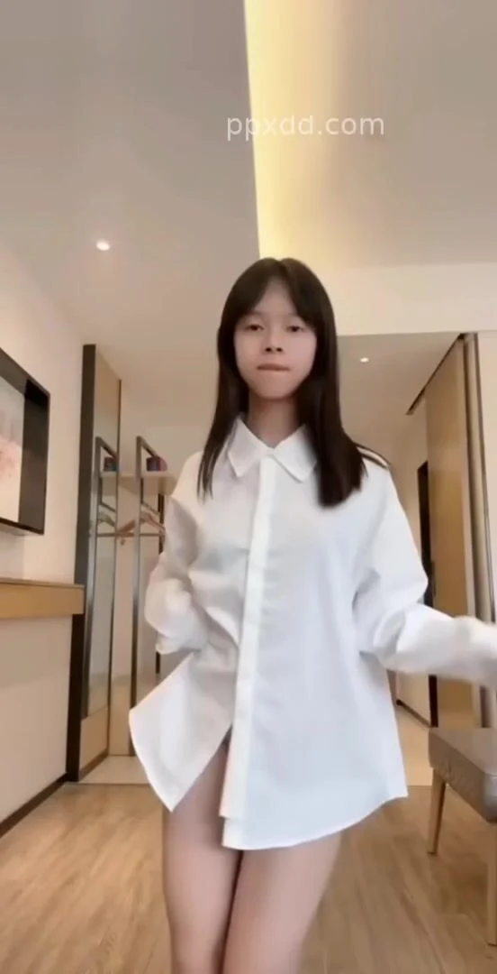 Em mình dây dễ thương nhảy thoát y