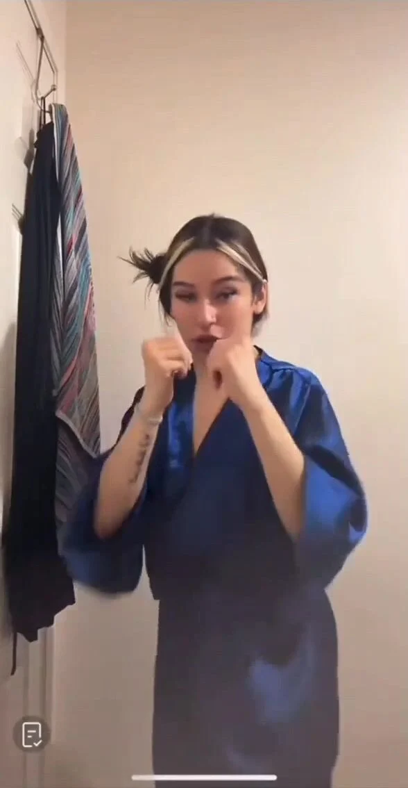 Ngựa ngựa thế là lộ vú trên live stream